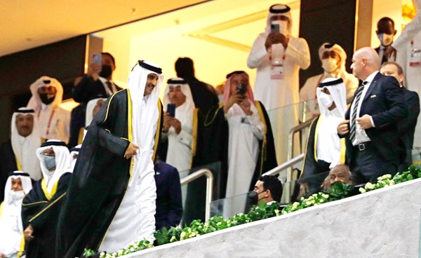  أمير قطر صاحب السمو الشيخ تميم بن حمد ورئيس الاتحاد الدولي جياني إنفانتينو خلال حفل افتتاح «كأس العرب»