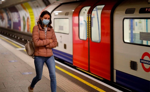 عمدة لندن: غرامة 200 استرليني لمن لا يرتدي الكمامة في المواصلات العامة