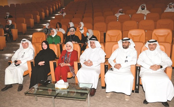 عبدالله المطوطح وإيمان الأنصاري وأمين الأيوبي في مقدمة الحضور(محمد هاشم)