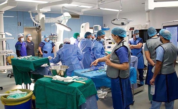 فريق المستشفى خلال اجراء العملية