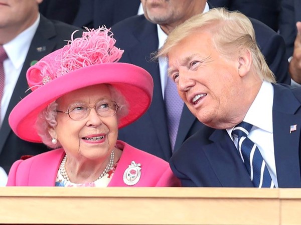 الرئيس السابق ترامب مع الملكة إليزابيث في احدى المناسبات