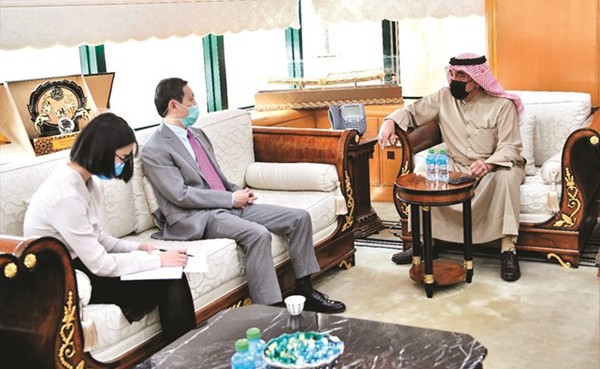 الشيخ محمد اليوسف خلال استقباله السفير الصيني لي مينغ قانغ