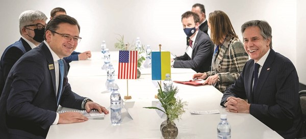 وزير الخارجية الأمريكي أنتوني بلينكين ونظيره الأوكراني دميترو كوليبا خلال اجتماع في ستوكهولم			(رويترز)