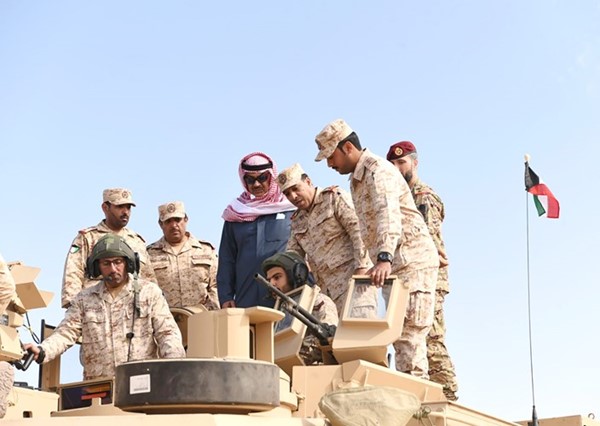 2 سمو رئيس مجلس الوزراء يستمع لشرح عن الدبابة الجديدة M1A2K