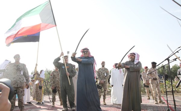 سمو رئيس الوزراء الشيخ صباح الخالد ووزير الداخلية الشيخ ثامر العلي يؤديان العرضة في محمية الجيش الطبيعية