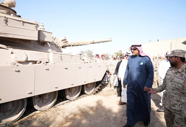 سمو الشيخ صباح الخالد مطلعا في معسكر اللواء السادس على إحدى دبابات الجيش المشاركة في الدفاع عن الكويت خلال الغزو العراقي الغاشم