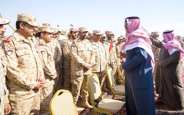 سمو الشيخ صباح الخالد وحديث مع عدد من العسكريين في ميدان الأديرع