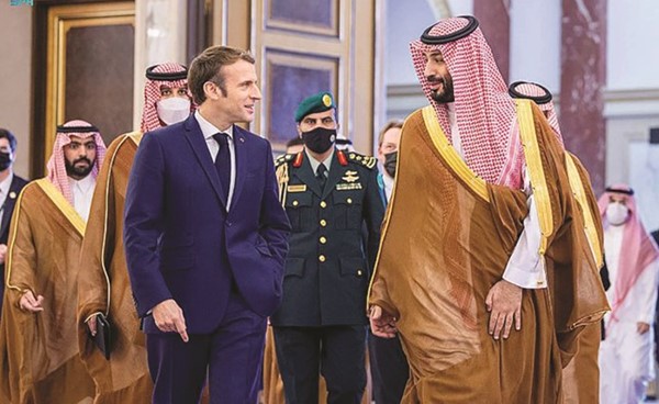 صاحب السمو الملكي الأمير محمد بن سلمان مستقبلا الرئيس الفرنسي إيمانويل ماكرون في جدة أمس	 (واس)