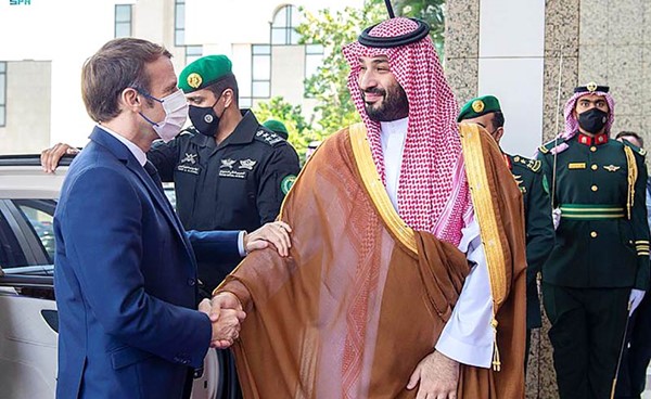 ولي العهد السعودي صاحب السمو الملكي الأمير محمد بن سلمان مستقبلا الرئيس الفرنسي إيمانويل ماكرون في جدة أمس   (واس)