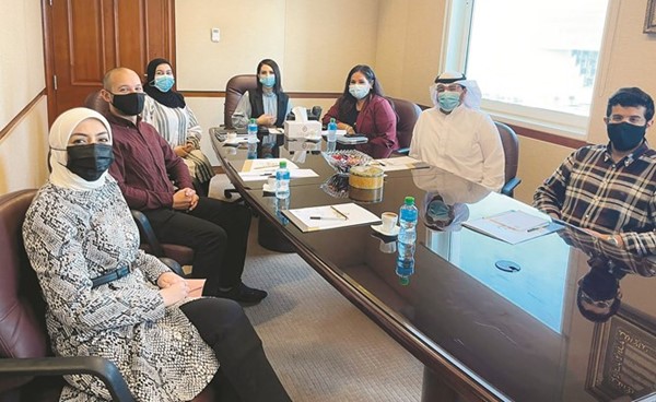 أعضاء جمعية الأطباء الكويتيين في كندا خلال الاجتماع مع مسؤولي ديوان الخدمة المدنية