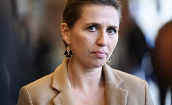 رئيسة وزراء الدنمارك تعتذر لعدم وضعها كمامة في مكان عام