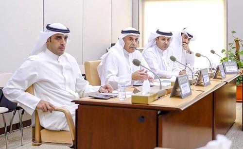 مبارك الخجمة ود.عبدالله الطريجي وعبدالله المضف أثناء اجتماع اللجنة
