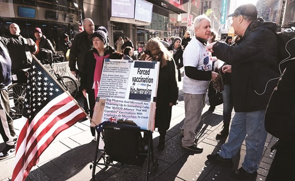 احتجاجات في تايمز سكوير بمانهاتن على إلزامية اللقاحات 	(أ.ف.پ)