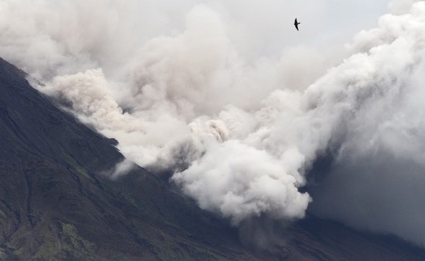 سحب الرماد والدخان على سفح جبل سيميرو	(رويترز)