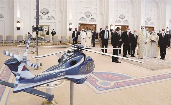 صاحب السمو أمير قطر الشيخ تميم بن حمد والرئيس رجب طيب أردوغان يطلعان على مشاريع شركة توساش التركية للطائرات والمروحيات(الأناضول)