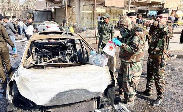 قوات الأمن العراقية تتفقد موقع الانفجار بالبصرة	(رويترز)