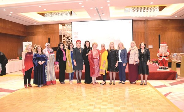 عضوات مجلس إدارة مجموعة المرأة الدولية مع عدد من السفيرات المعتمدات بالكويت