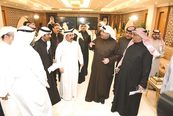 الشيخ حمد جابر العلي في حديث مع الحضور