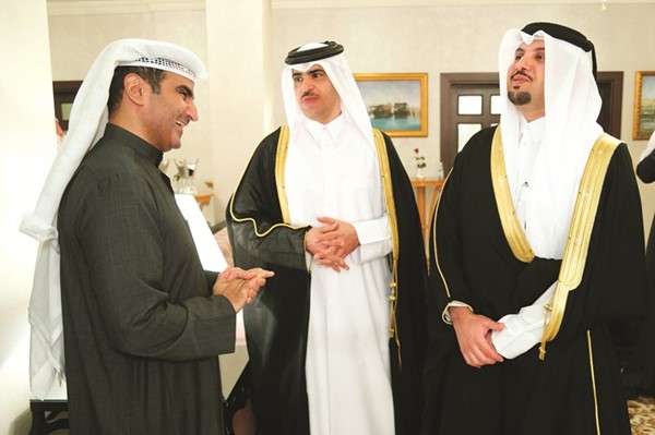 البابطين مع الشيخ فهد بن حمد آل ثاني والمستشار عبدالله الكعبي
