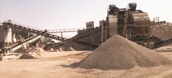 الكسارة خلال عملها دون تراخيص في منطقة المطلاع