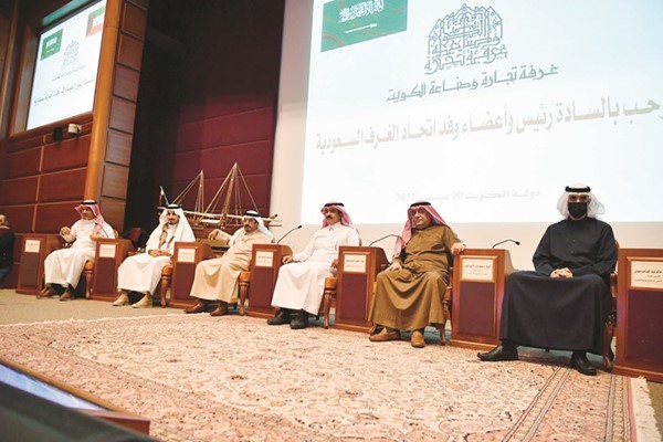 الشيخ د.مشعل الجابر ومحمد الصقر وعجلان العجلان وأعضاء من الوفد السعودي خلال الملتقى	(فريال حماد)