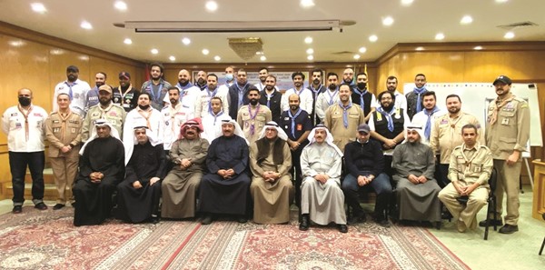 صورة جماعية للمشاركين في الدراسة العملية للشارة الخشبية