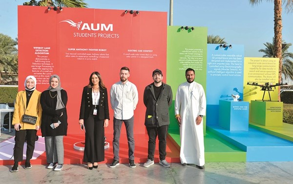 طلبة AUM مقابل جناحهم الخاص