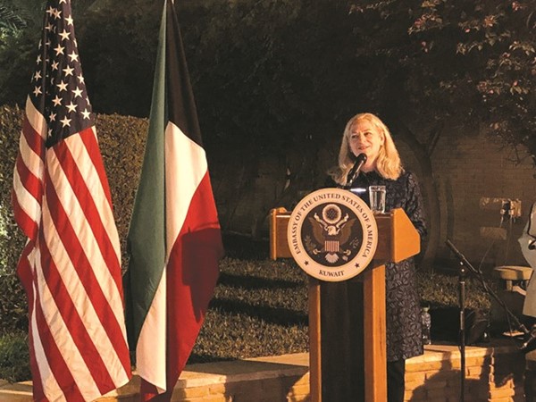 السفيرة الأميركية ألينا ل.رومانوسكي متحدثة