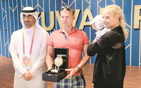 بدر العنزي مع الزائر المليون لجناح الكويت في المعرض الإستوني فامبولا