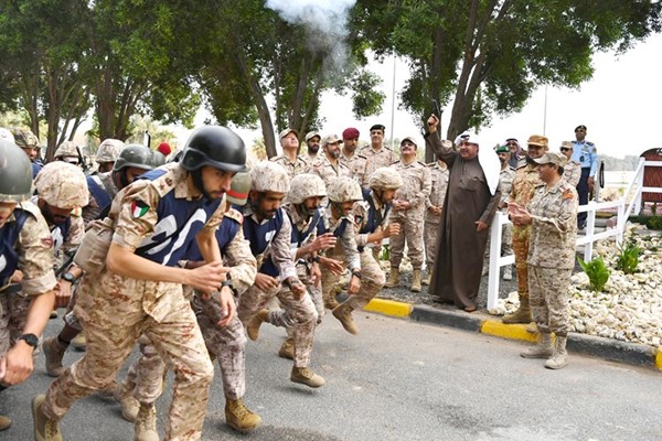 الشيخ حمد جابر العلي يعطي اشارة البدء للماراثون العسكري الأول