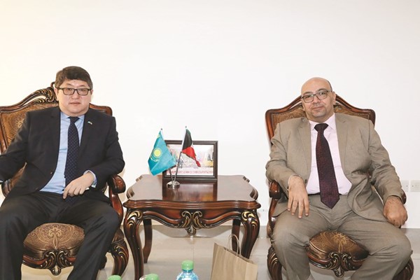 سفير كازاخستان عظمات بيرديباي خلال اللقاء مع الزميل أسامة دياب 	(زين علام)