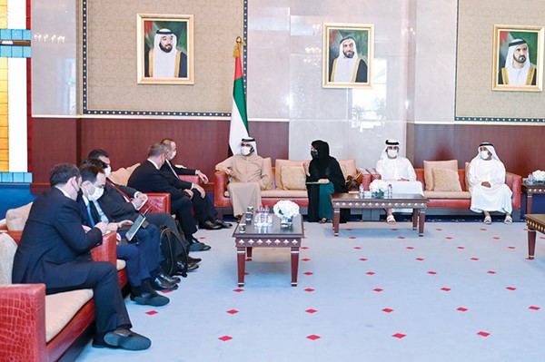 صاحب السمو الشيخ محمد بن راشد نائب رئيس دولة الامارات العربية المتحدة رئيس مجلس الوزراء حاكم دبي مستقبلا وزير الخارجية التركي مولود تشاووش اوغلو في دبي أمس (وام)