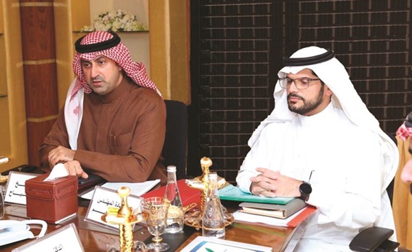 الشيخ د.نمر الصباح ومحمد بن عبدالرحمن البراهيم خلال الاجتماع