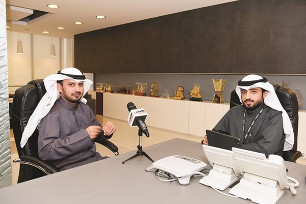 مشاري المشعان خلال اللقاء مع الزميل عبدالعزيز المطيري 	(قاسم باشا)