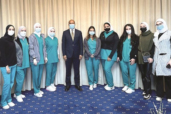 د.عادل العصفور مع أعضاء الهيئة الإدارية لجمعية طلبة طب الأسنان