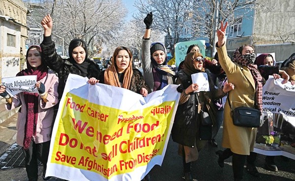 افغانيات يهتفن خلال تظاهرة نسائية للمطالبة بحقوق متساوية في كابول امس		(ا.ف.پ)
