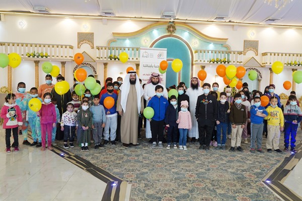 الهداية الخيرية وزعت المساعدات المالية على 140 يتيماً و 62 أسرة داخل الكويت