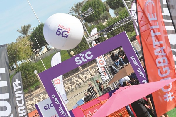 فريق stc يقدم الهدايا للأطفال الفائزين في المسابقات