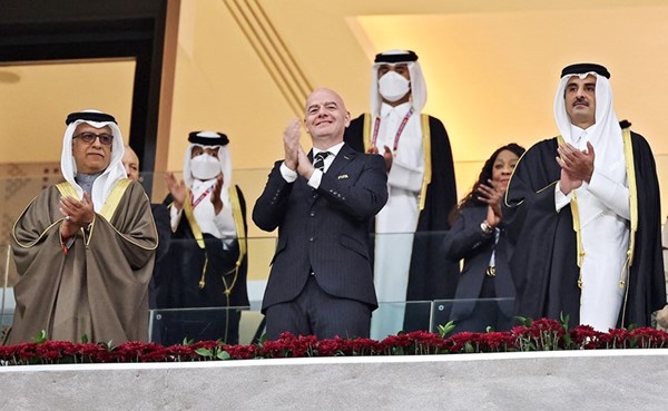 صاحب السمو أمير قطر الشيخ تميم بن حمد مع رئيس الاتحاد الدولي إنفانتينو والشيخ سلمان بن إبراهيم في المباراة النهائية