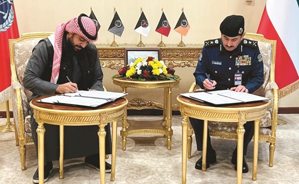 الفريق خالد المكراد ومحمد حمد الغانم خلال توقيع العقد