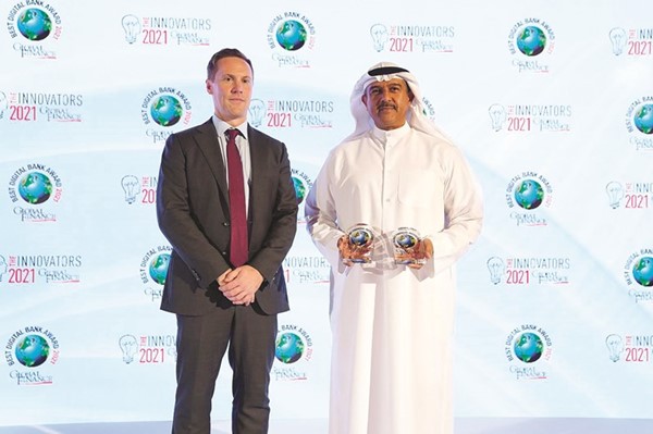 عبد الوهاب الرشود متسلما الجوائز- أفضل مؤسسة مالية في العالم من جلوبل فايننس