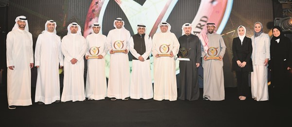 يوسف الرويح ومحمد الفارس يتوسطان بعض موظفي بيتك أثناء تسلم جوائز الكويت للإبداع لعام 2021