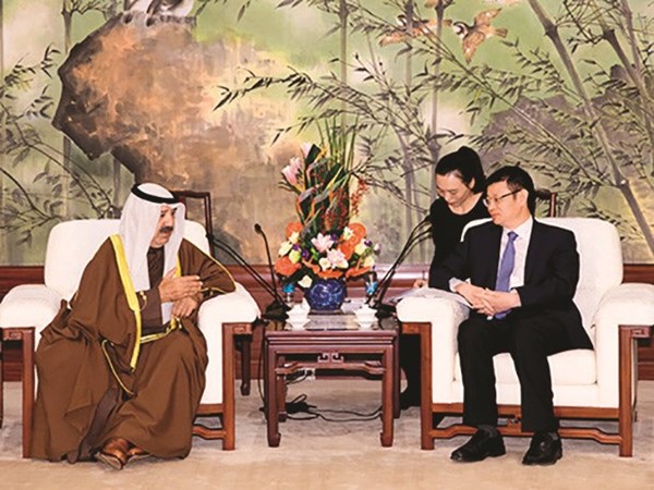 الشيخ ناصر صباح الأحمد يلتقي بمسؤول كبير من حكومة بلدية شنغهاي الصينية