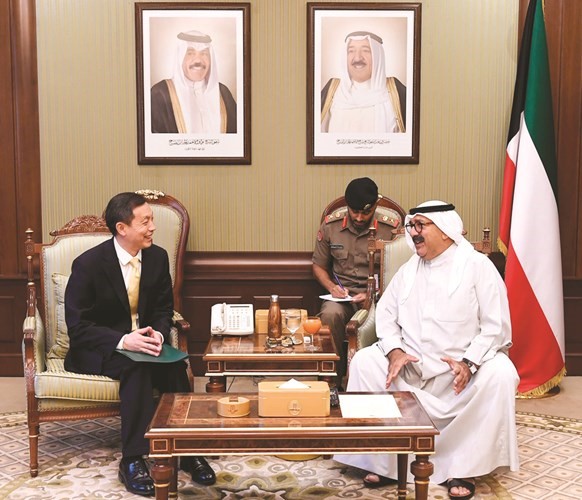 الشيخ ناصر صباح الأحمد خلال لقائه مع السفير لي مينغ قانغ عام 2019