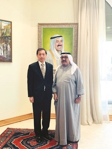الشيخ ناصر صباح الأحمد خلال اللقاء مع السفير لي مينغ قانغ عام 2020