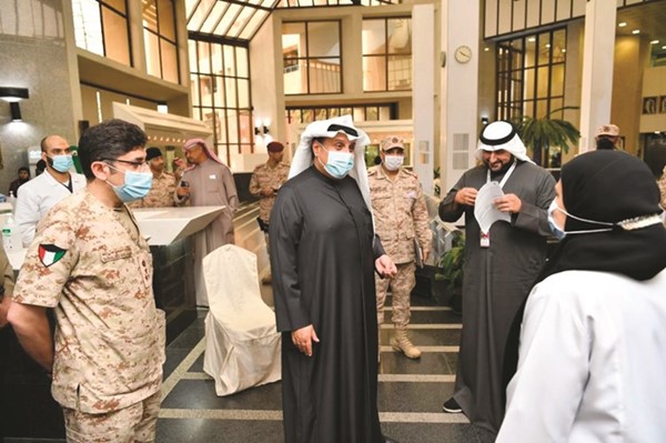 وزير الدفاع يتابع أنشطة حملة التبرع بالدم