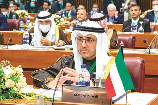 الشيخ د.أحمد ناصر المحمد خلال مشاركته في أعمال الدورة