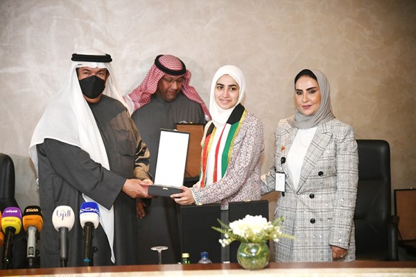 المضف خلال تكريم الطالبة الفائزة بالميدالية الذهبية غادة العتيبي