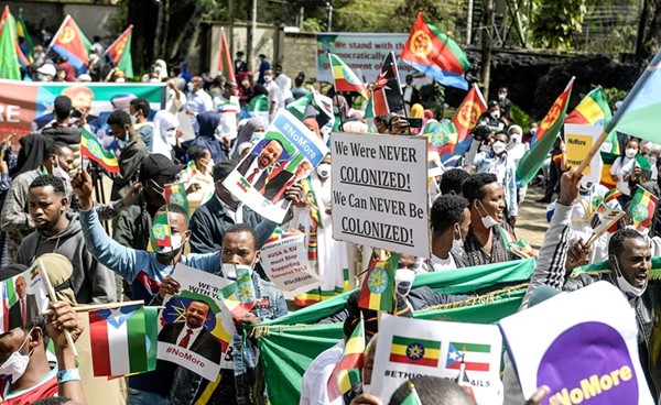 إثيوبيون يعيشون في كينيا يتظاهرون خلال احتجاج ضد التدخل الأجنبي 	(أ.ف.پ)