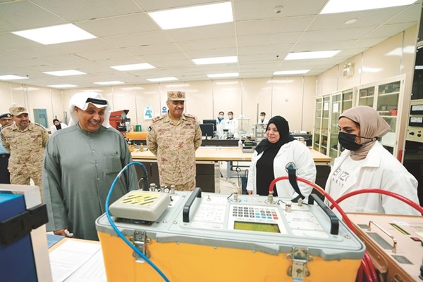 الشيخ حمد جابر العلي متفقدا الاجهزة والالات بالمشغل
